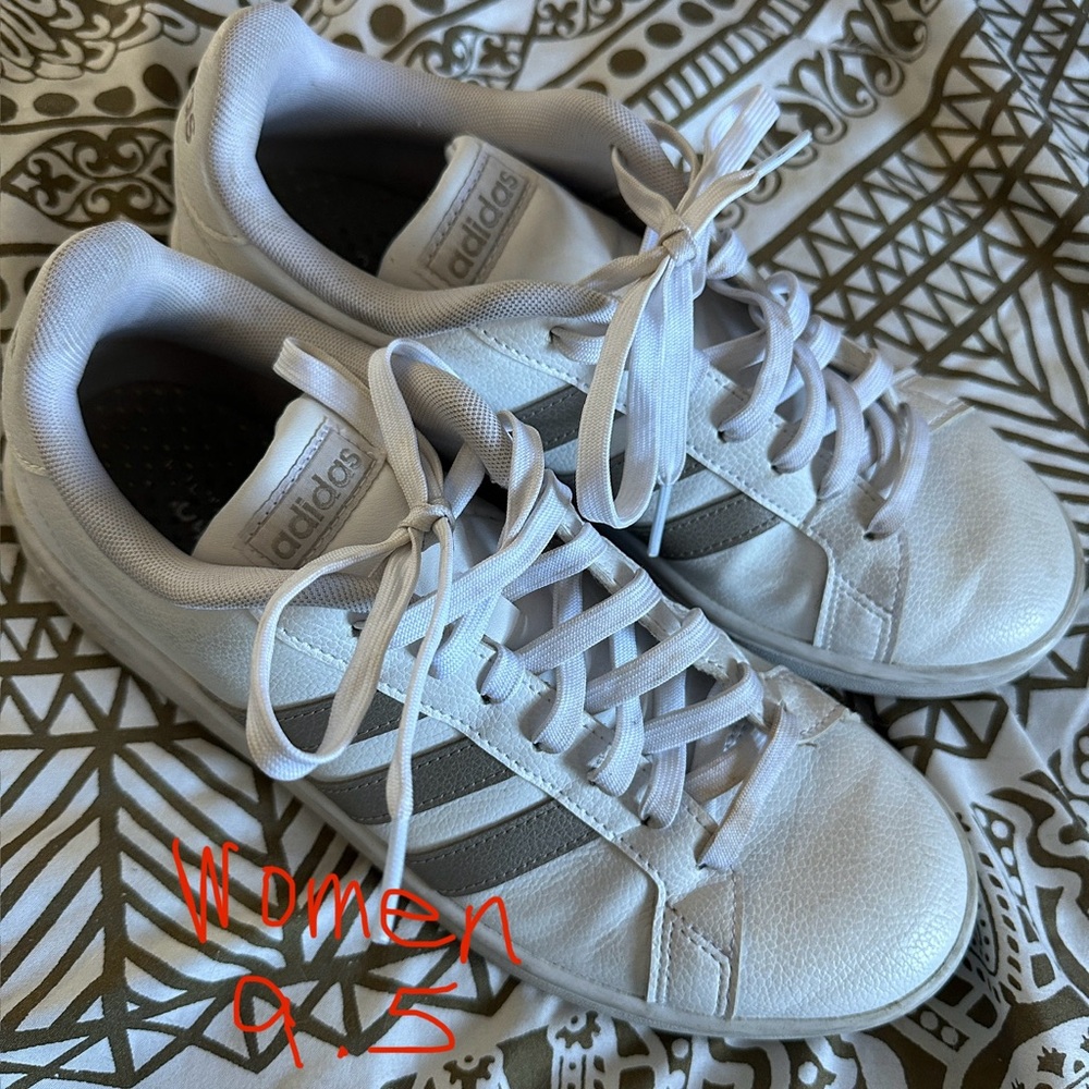 Adidas women’s size 9.5 men’s size 8